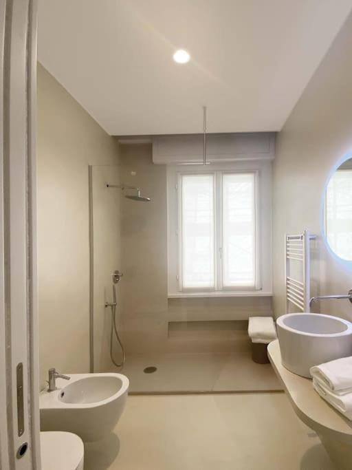 The Window On The Theatre And The Cathedral - Luxury Apartment Como Bagian luar foto