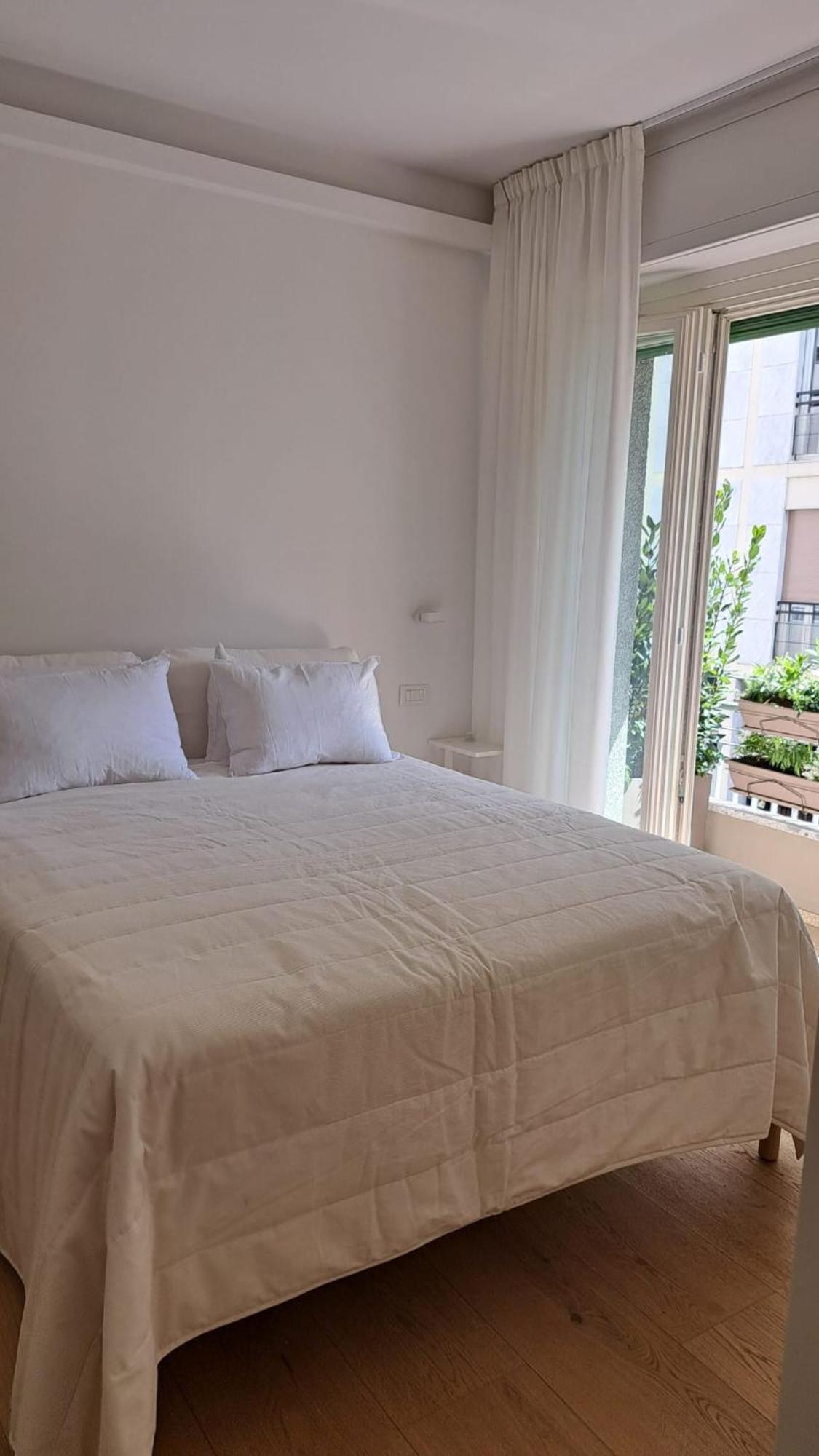 The Window On The Theatre And The Cathedral - Luxury Apartment Como Bagian luar foto